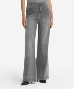 Taralawrence.shop03fa2f22e2 2