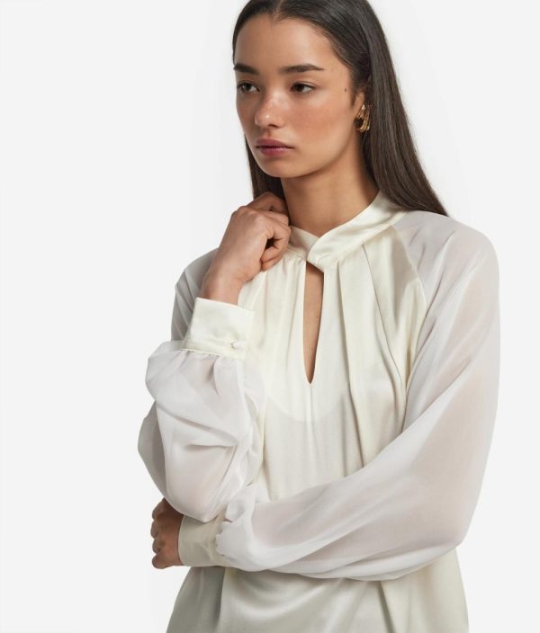 Taralawrence.shop6ae6203a5f 4